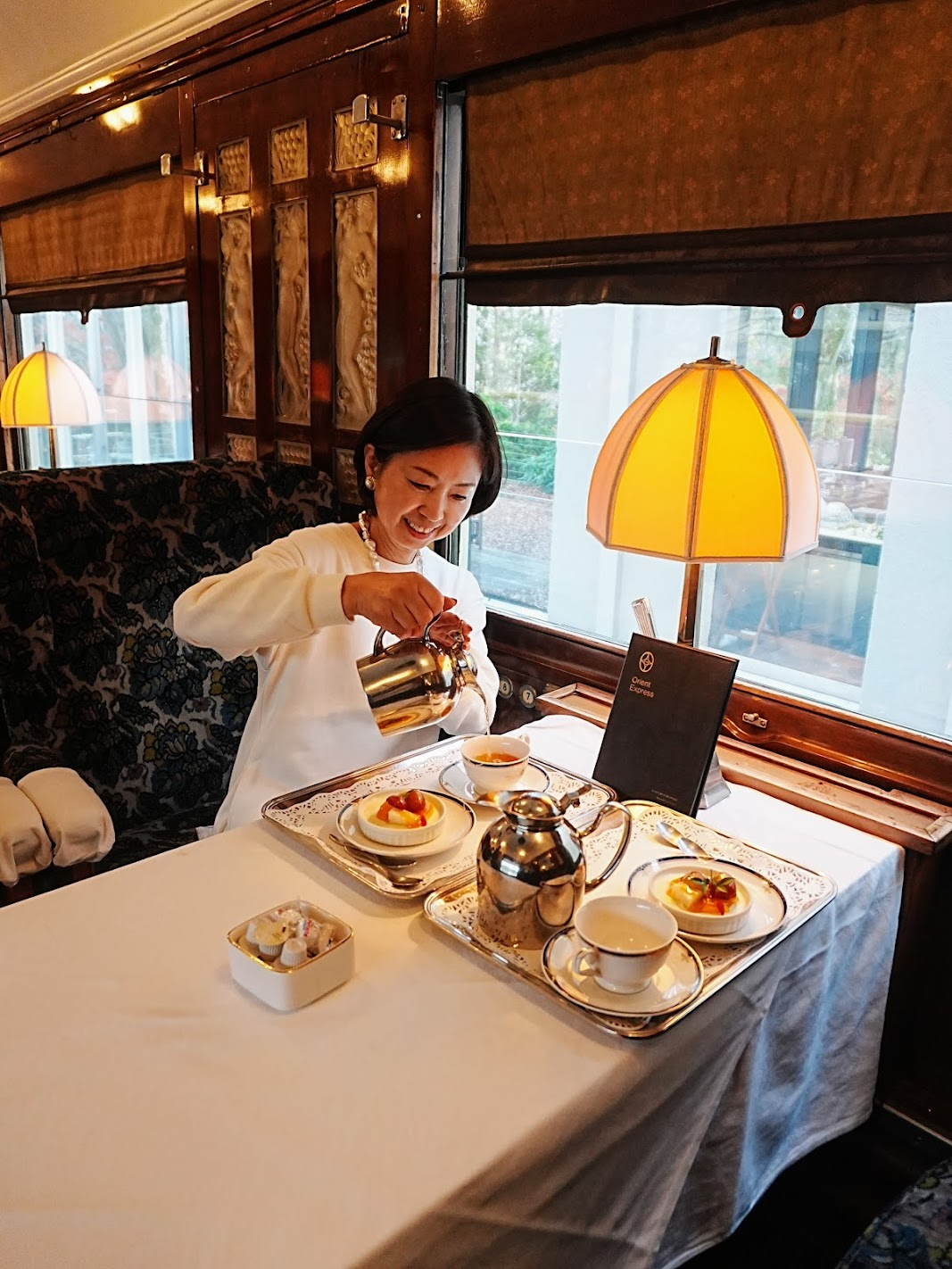 テーブルとティーセット