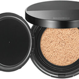 ドラマティック エッセンスクッション グロウ SPF 50+・PA++++ 全3色 各¥4,620/ マキアージュ