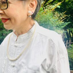 「ネックレスのパールはおもちゃのプチプラなんです。YouTubeでも発信していますが、プチプラを上手く取り入れたコーデをご紹介しています。プチプラでもなんでも、自分に合うものが一番。高価でも自分に合わないと意味がないですから。薄いグレーのレンズのサングラスも、フレームがしっかりとしてインパクトがありつつ上品さを出してくれます」