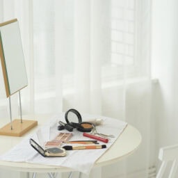 メイク前に、白いタオルの上にメイク道具を使う順に並べる