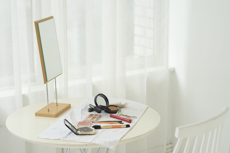 メイク前に、白いタオルの上にメイク道具を使う順に並べる