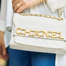 「遊び心があるデザインを選ぶことが多いです」という柴田さんが合わせた「シャネル」のバッグは、シンプルコーデのアクセントに。