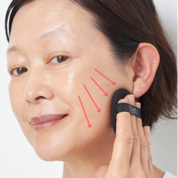 【3】フェイスラインに向かってスッスッとなじませる