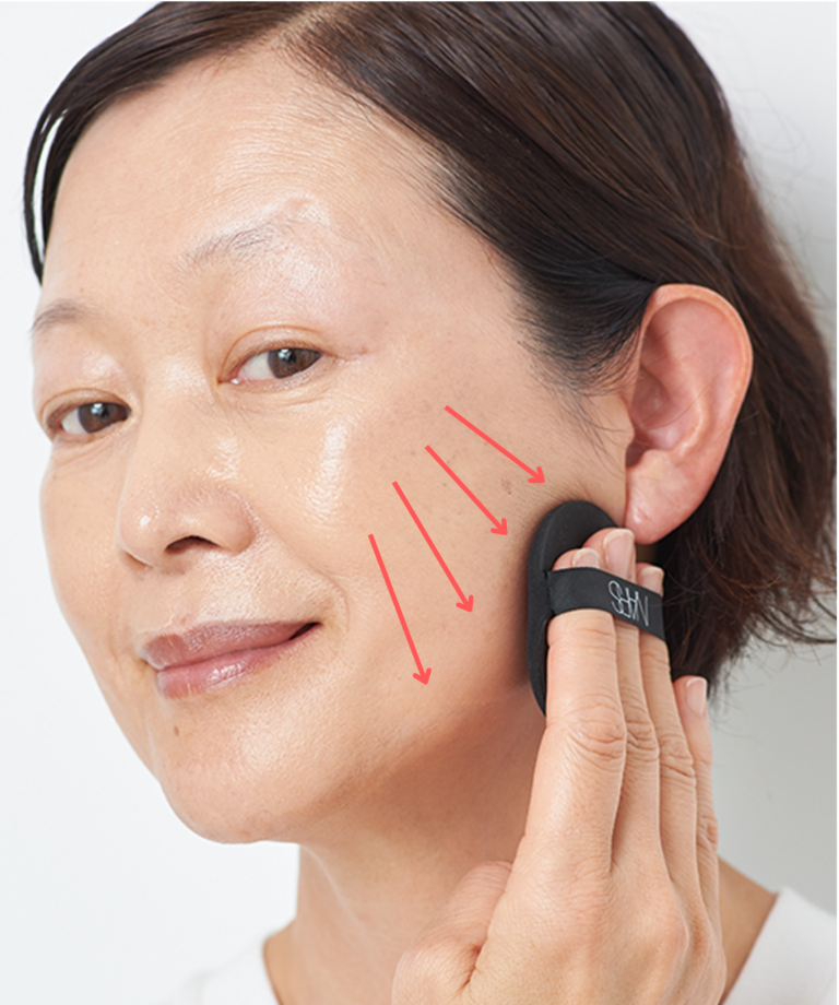 【3】フェイスラインに向かってスッスッとなじませる