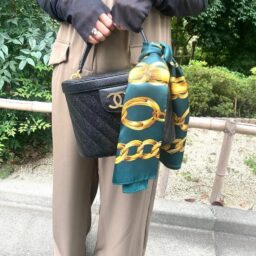 「母にもらったCHANELのバニティに、自分で買ったCHANELのスカーフを巻いて華やかさを出しました。出先で肌寒くなったらカバンから外して首元に巻いても良し。一枚あるだけでも華やぎますよね」