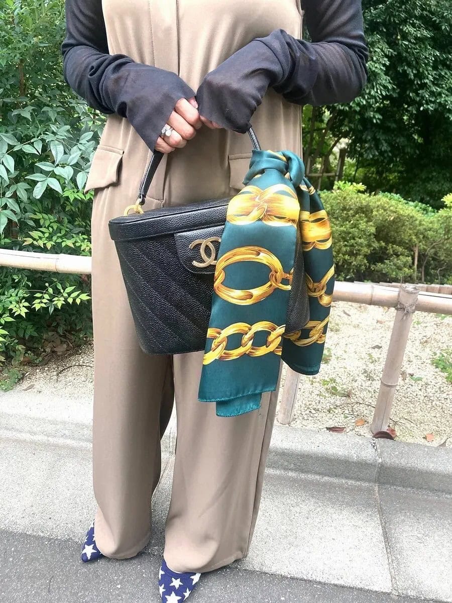 「母にもらったCHANELのバニティに、自分で買ったCHANELのスカーフを巻いて華やかさを出しました。出先で肌寒くなったらカバンから外して首元に巻いても良し。一枚あるだけでも華やぎますよね」