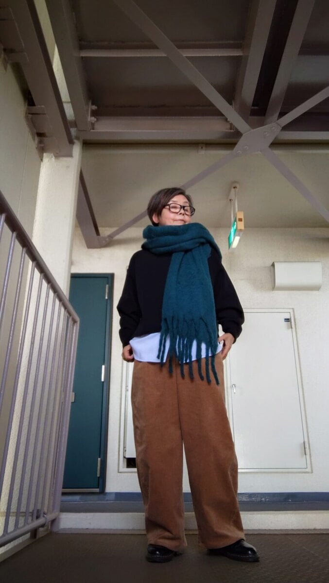 礒部さん_コーデュロイバレルレッグイージーパンツ1