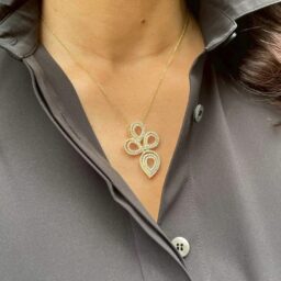 「首元は重厚感と繊細さが共存しているデザインのアンティークのネックレスをチョイス。ひとつ付けるだけで雰囲気が変わります。 時間を重ねたジュエリーならではの深みのある輝きにとても惹かれて購入しました」