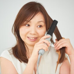 大人髪のハリツヤにヘアアイロンは必須