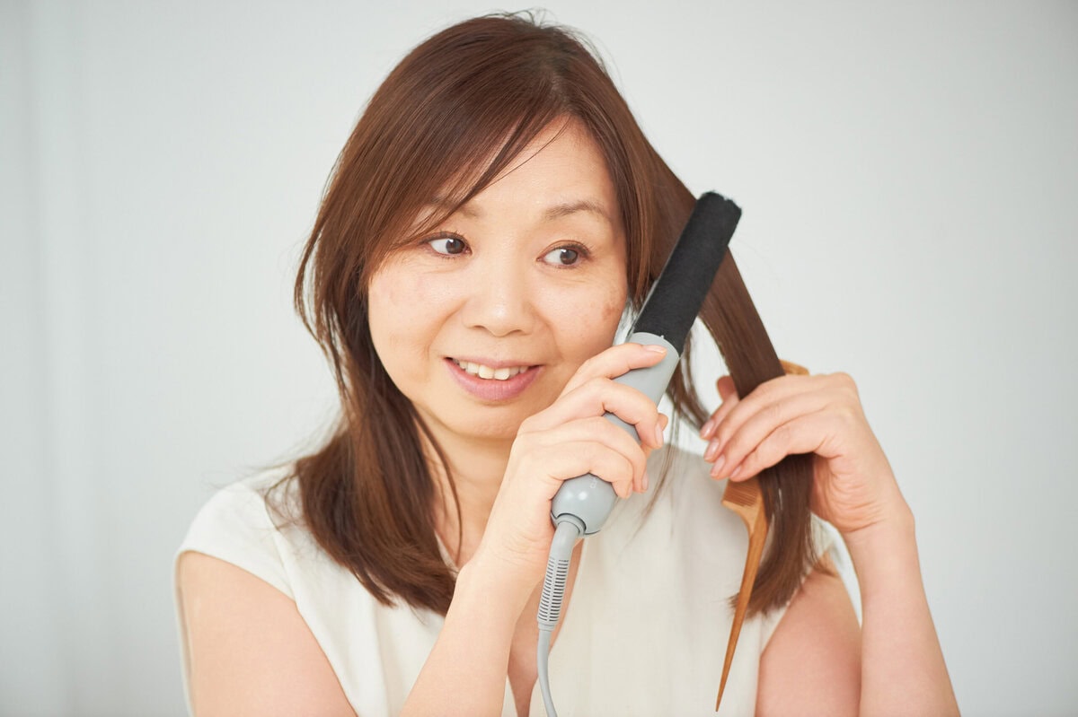 大人髪のハリツヤにヘアアイロンは必須