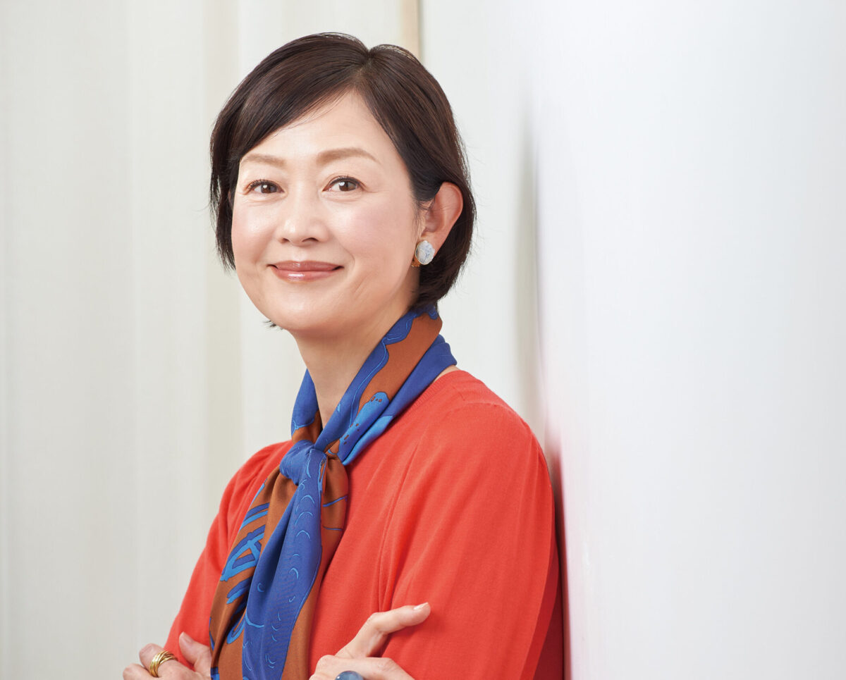 ニット¥19,800、スカーフ¥19,800/ともにロペ(ジュンカスタマーセンター)、イヤリング¥9,900、リング(右手)¥5,400/ともにアビステ、リング(左手ゴールド)¥28,600/ココシュニック オンキッチュ(ココシュニック)