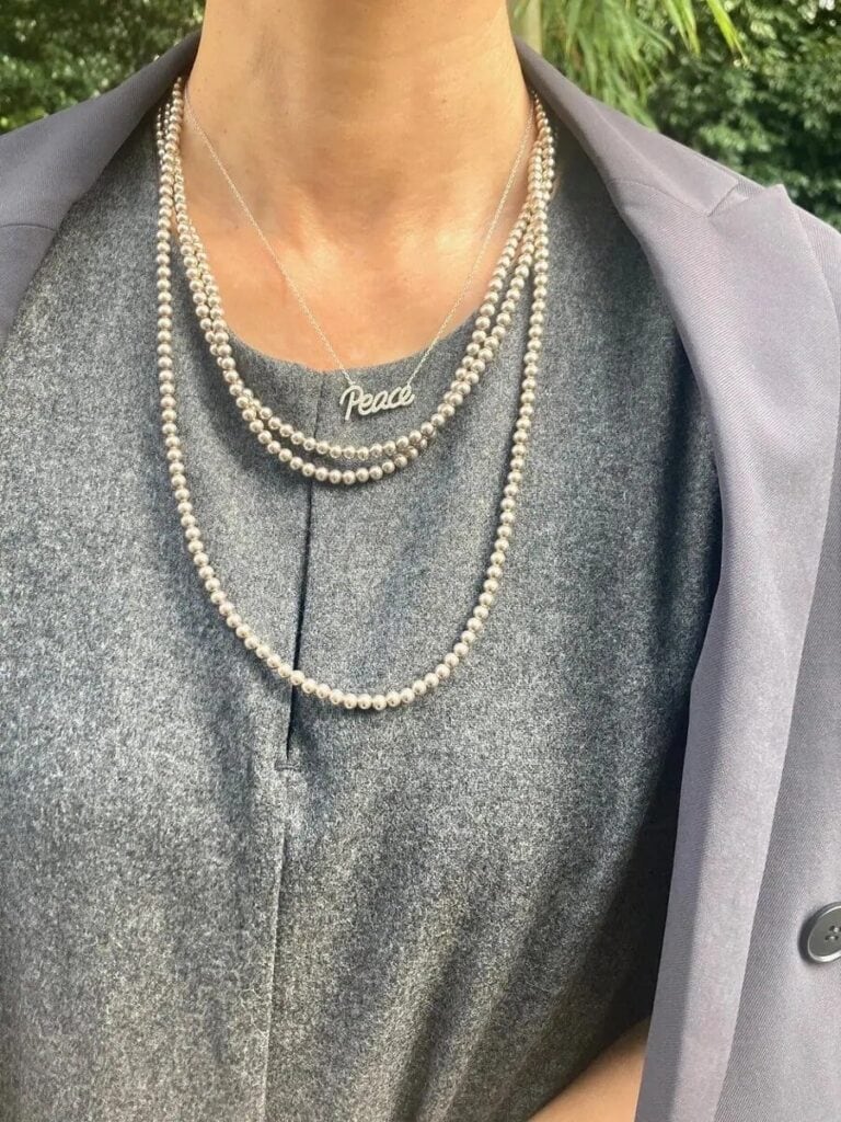 「ネックレスはオールインワンのグレーに合わせて、カジュアルなシルバーカラーのレターペンダントと、クラシックな3連パールを重ね付けしました」