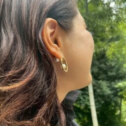 「ピアスはプチプラなんですが、ゴールド×パールのデザインをチョイス。その組み合わせがいつも気分を上げてくれます」