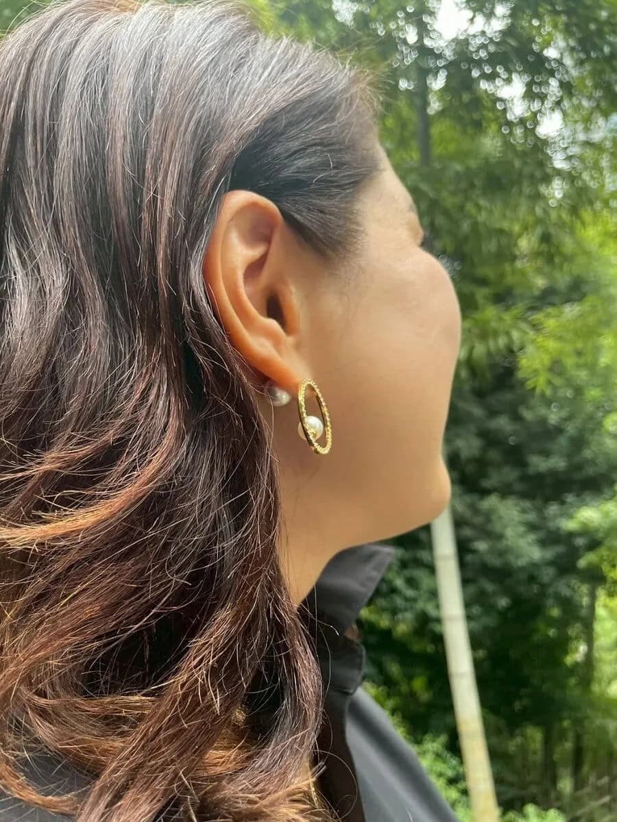 「ピアスはプチプラなんですが、ゴールド×パールのデザインをチョイス。その組み合わせがいつも気分を上げてくれます」