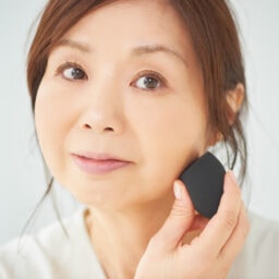 保湿したスポンジで境目をなじませる