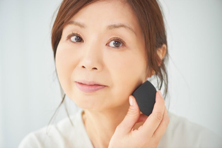 保湿したスポンジで境目をなじませる