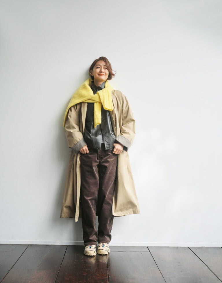 コート、レザーブルゾン:ル メール、中に着たTシャツ:サンスペル、パンツ:サイ、首に巻いたニット:オーラリー、イヤカフ:トムウッド、ピアス:ハム、リング:ポメラート、スニーカー:サロモン