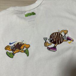 ワッペンをつけたTシャツ