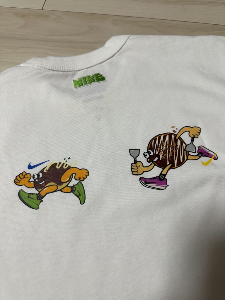 ワッペンをつけたTシャツ