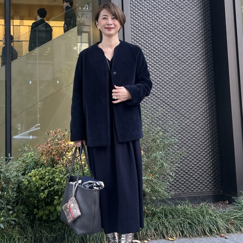 【60代お手本スナップ】ワントーンコーデをあか抜けさせるには？異素材レイヤードで深みのある着こなしに！キレのある小物アレンジで洒落感をUP