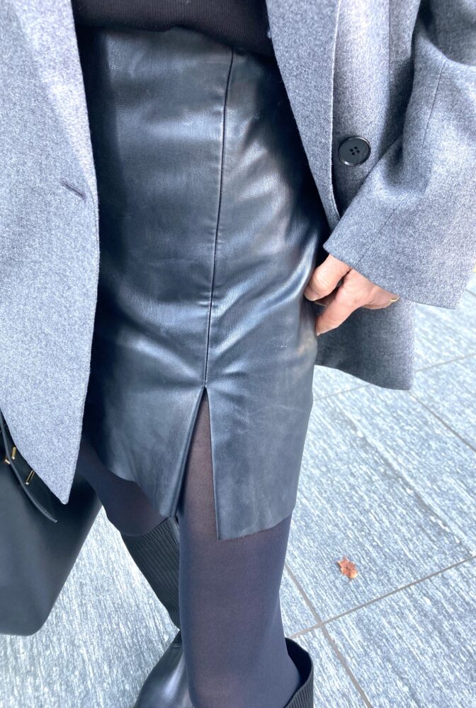 須賀さおりさん_ミニスカートの入ったスリットがセクシー