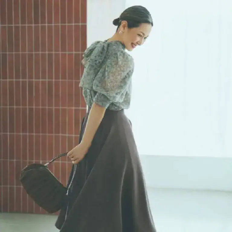 【第7位】【60代注目コーデ】ブラウン、ブラウス、チェック柄など、秋冬トレンドファッションが目白押し！上品な秋冬コーデ人気BEST5【『素敵なあの人』2025年11月号】