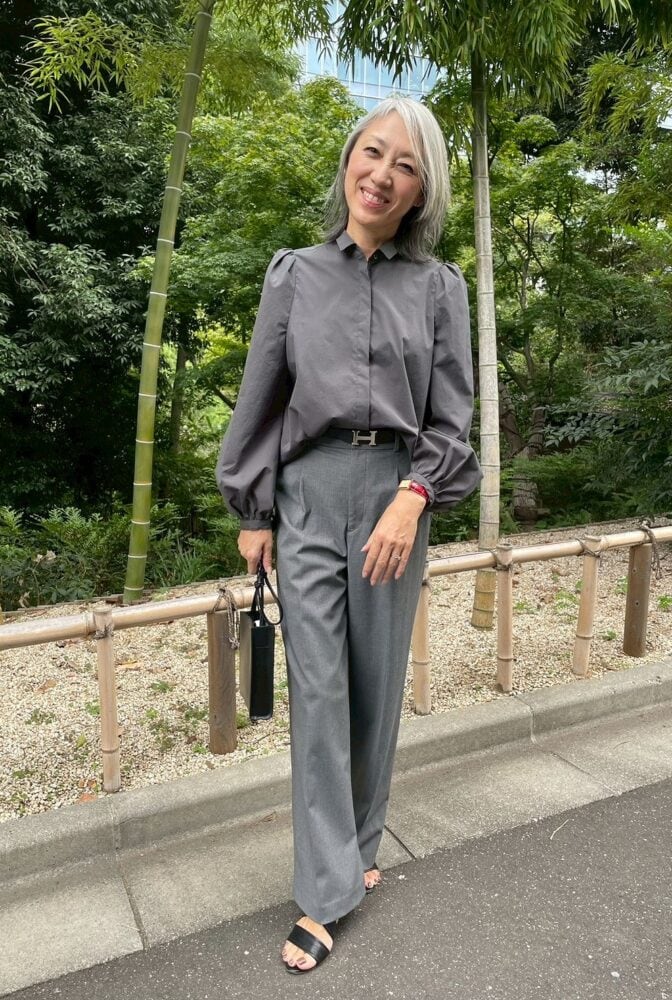 【60代お手本スナップ】「ユニクロ」のパンツでつくるワントーンコーデ!グレーが美しい洗練された大人の着こなしは必見!