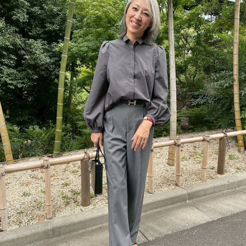 【60代お手本スナップ】「ユニクロ」のパンツでつくるワントーンコーデ！グレーが美しい洗練された大人の着こなしは必見！