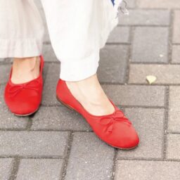 キュートな赤にひと目惚れした「H&M」のフラットシューズ。夏でもあえてシューズを合わせることで、足元からきちんと感を。