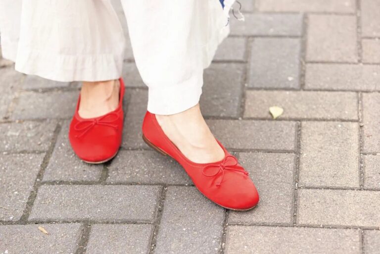 キュートな赤にひと目惚れした「H&M」のフラットシューズ。夏でもあえてシューズを合わせることで、足元からきちんと感を。