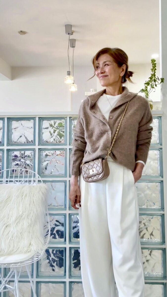 TOMOKO SHINOBEさんの年末お出かけコーデ「ベージュ×ホワイト」