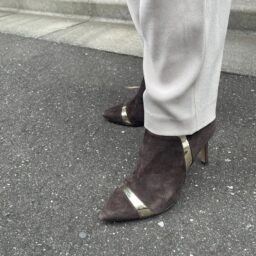 足元は秋らしい『MODA DI FAUSTO』のブラウン×ゴールドのショートブーツを合わせました」