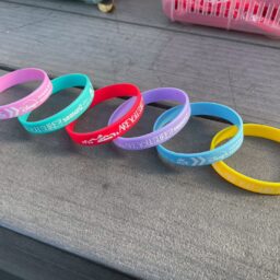 当てた色のカラーのラバーバンドをプレゼント