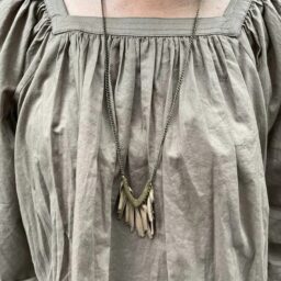 「ネックレスは、20年以上前にアンティークのお店で買ったもの。いろいろな服に合わせやすくてずっと愛用しています」