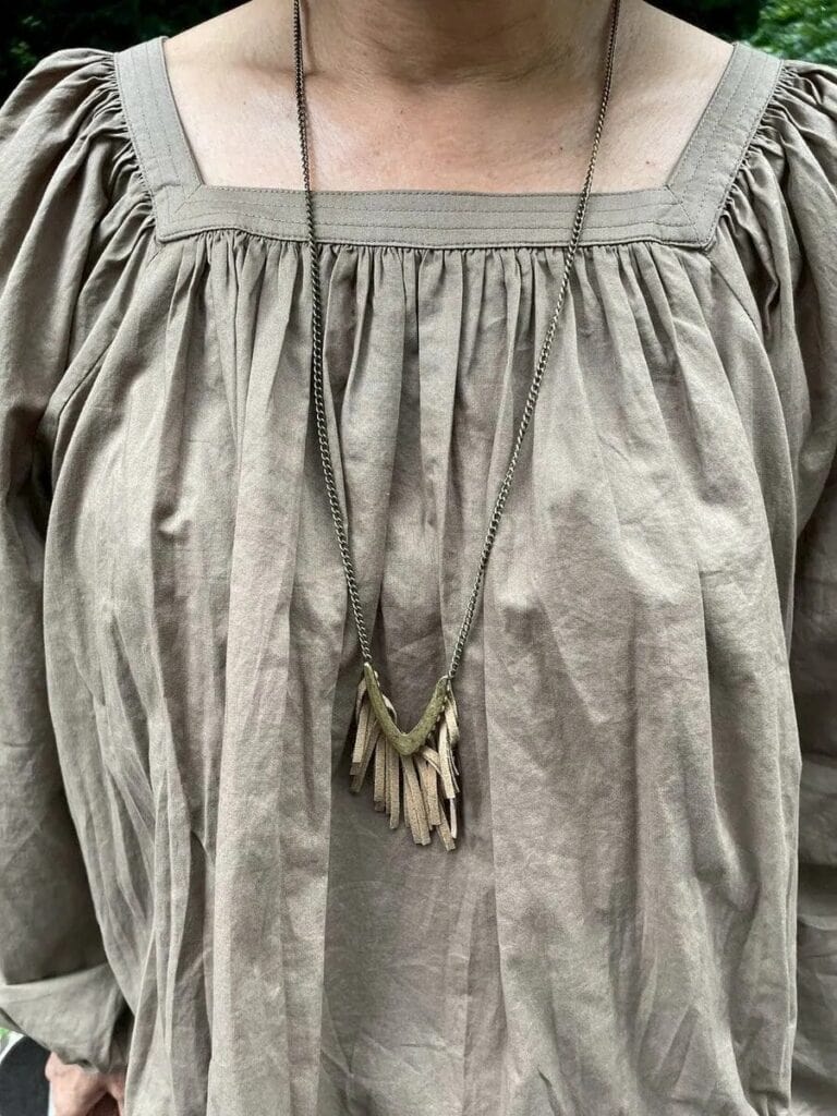 「ネックレスは、20年以上前にアンティークのお店で買ったもの。いろいろな服に合わせやすくてずっと愛用しています」