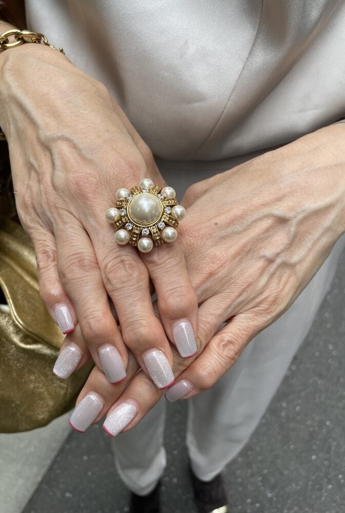 アクセサリーもゴールドで統一