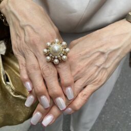 「アクセサリーとバッグと腕時計もゴールドで統一しました。リングはRESTIR銀座店があったときに購入したインポートもの。腕時計は『bill's watches』です」