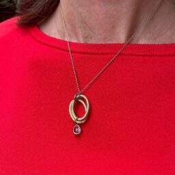 「ペンダントも自分デザインしたもの。揺れる感じで作ってみたくて重ねた感じでデザインしました。素肌に乗せても服の上にのせてもちょうどいいサイズで良く活躍してくれます」