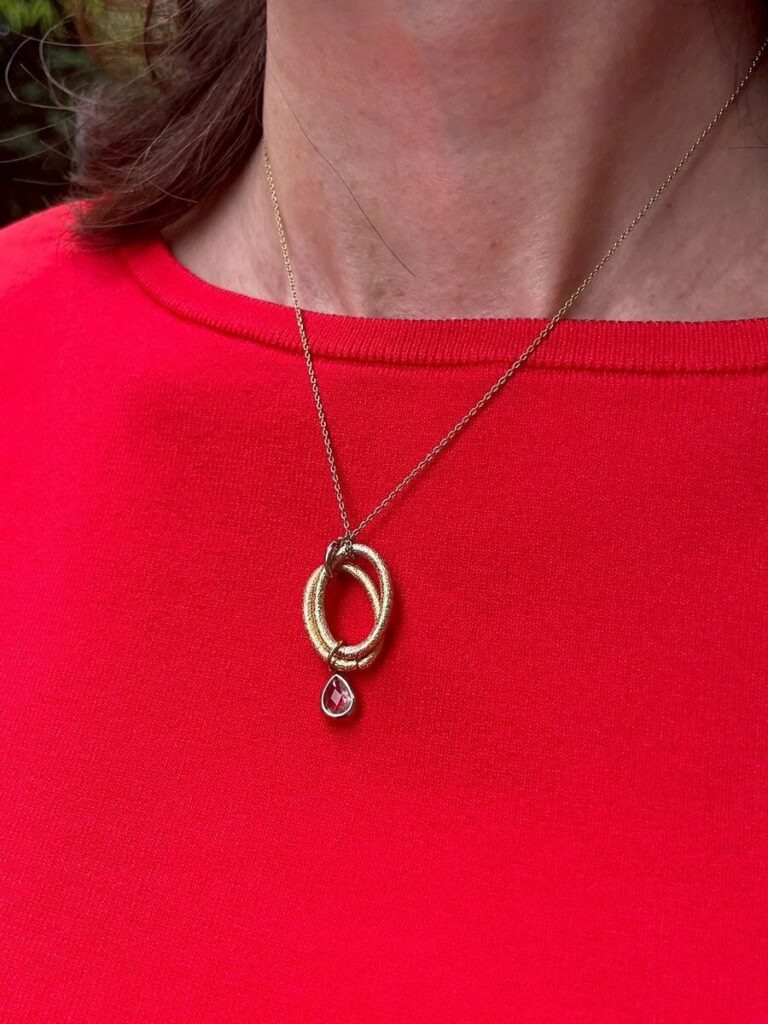 「ペンダントも自分デザインしたもの。揺れる感じで作ってみたくて重ねた感じでデザインしました。素肌に乗せても服の上にのせてもちょうどいいサイズで良く活躍してくれます」