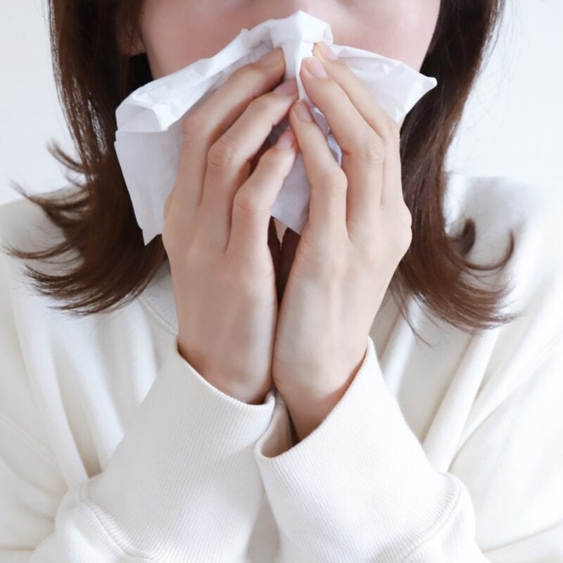 【60代ヘルスケア】風邪じゃないのにくしゃみが出るのはなぜ？寒暖差アレルギーの原因やセルフケアを解説【薬剤師監修】