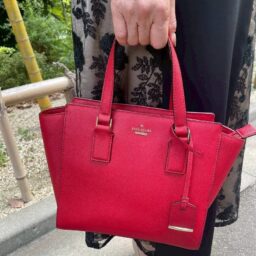 「ケイトスペードの赤のバッグを差し色にしました」