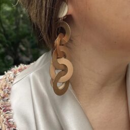 「イヤリングは『Once upon a time』のもの。昔からイヤリング派でデザインじゃらっとしたものが好きでよく付けています」