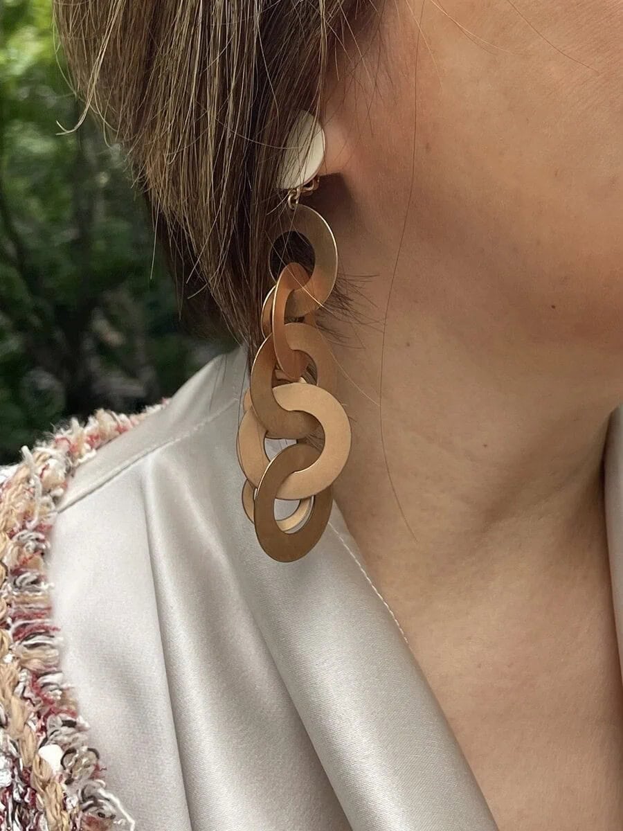 「イヤリングは『Once upon a time』のもの。昔からイヤリング派でデザインじゃらっとしたものが好きでよく付けています」