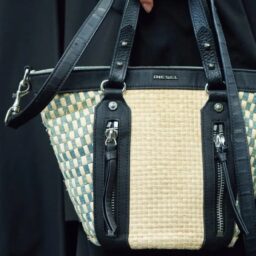 バッグは「ディーゼル」。「長年愛用しているかごバッグはところどころにデニムがあしらわれ、程よいカジュアル感をプラス」