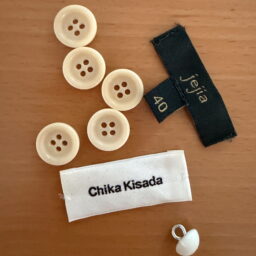 上林さん_12月ブログ洋服の染め直し_ボタン・タグ