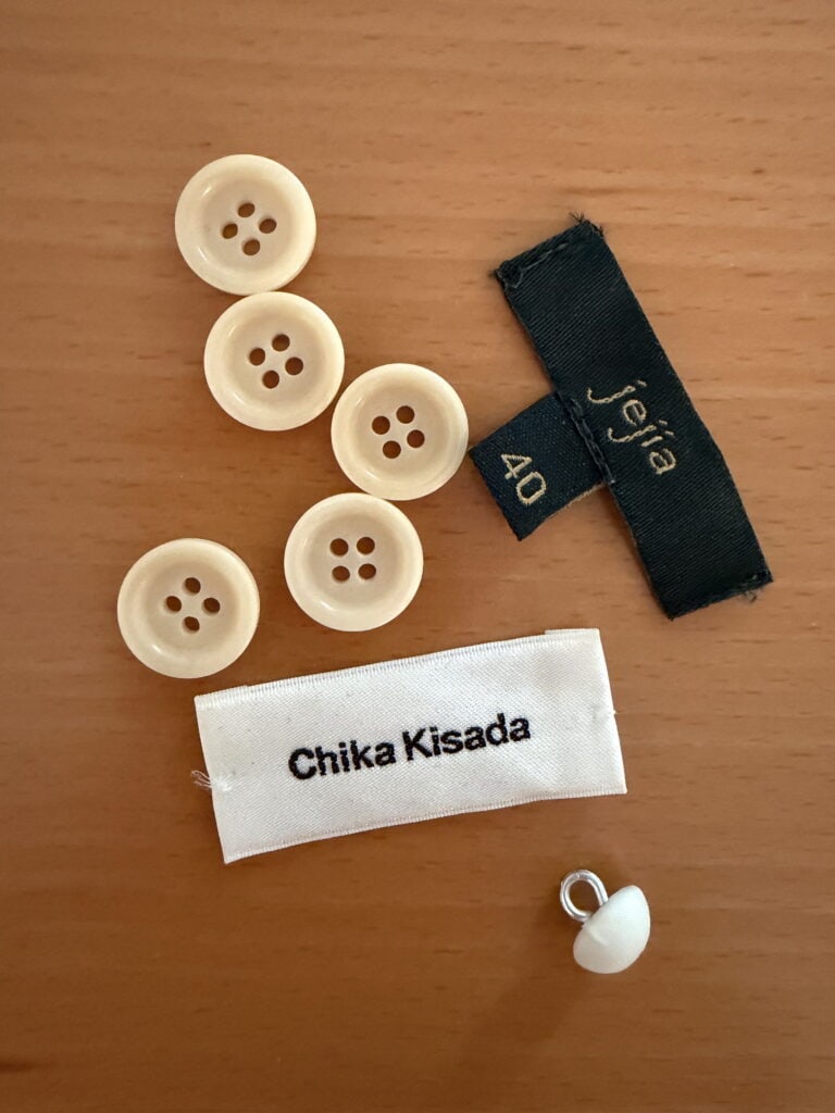 上林さん_12月ブログ洋服の染め直し_ボタン・タグ