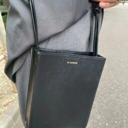 「『ジルサンダー』のバッグは、普段斜め掛けしていますが、ショルダーを短めに持ってバランスを意識。持ち方で印象を変えています」