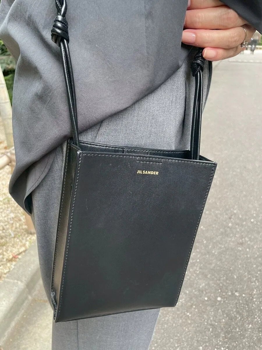 「『ジルサンダー』のバッグは、普段斜め掛けしていますが、ショルダーを短めに持ってバランスを意識。持ち方で印象を変えています」