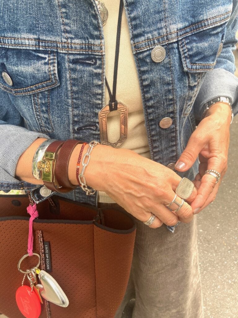 楕円のペンダントは『トゥアレグシルバー』