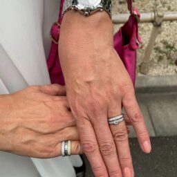 「手元は自分の視界に入る場所なので、見るたびに気持ちを整えてくれるものを選んでいます。色々な思い出が詰まったリングを重ねてつけると、お守りみたいな安心感があります」